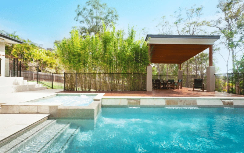 Schwimmbadbau-Wels-Design-Pool-mit-Wasserfall