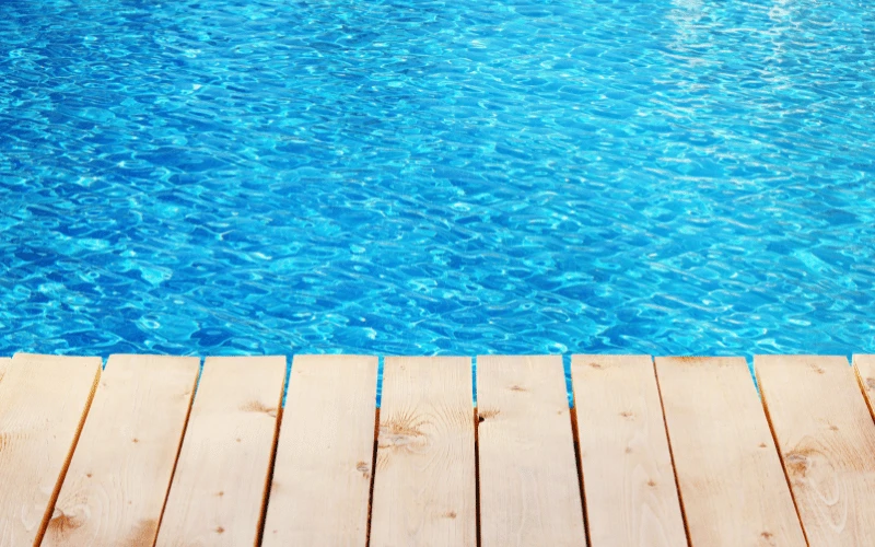 Schwimmbadbau-Wels-Gartenpool-mit-Sonnendeck