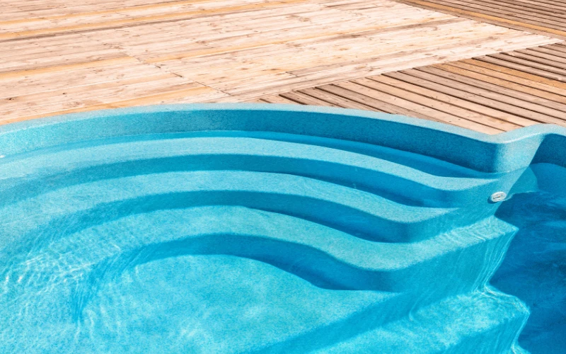 Schwimmbadbau-Wels-Infinity-Pool-mit-Bergblick