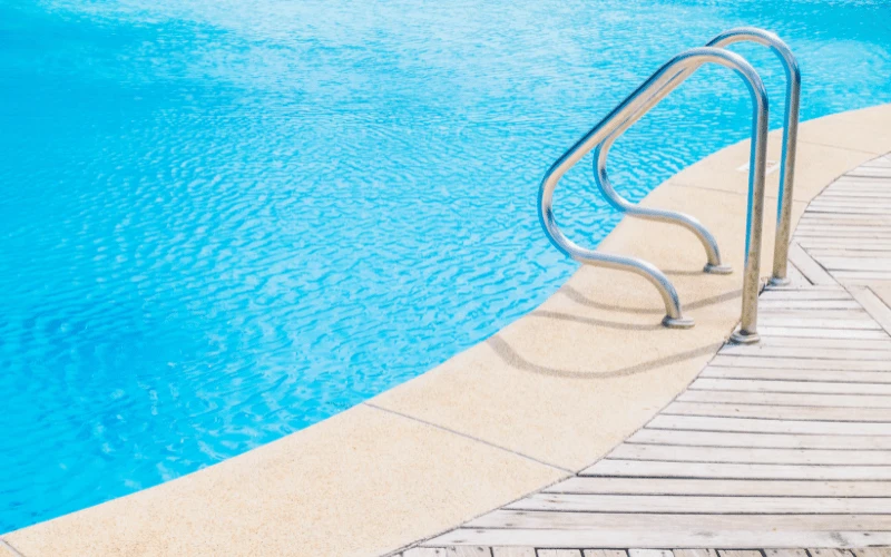 Schwimmbadbau-Wels-Pool-mit-Unterwasserbeleuchtung Schwimmbadbau Salzburg